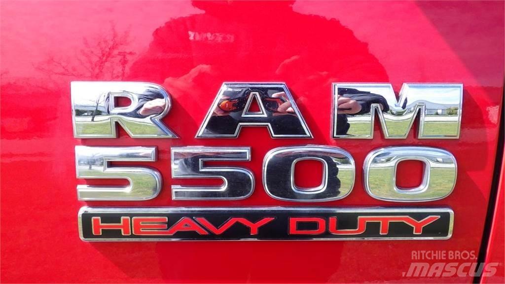 RAM 5500 平板栏板货车