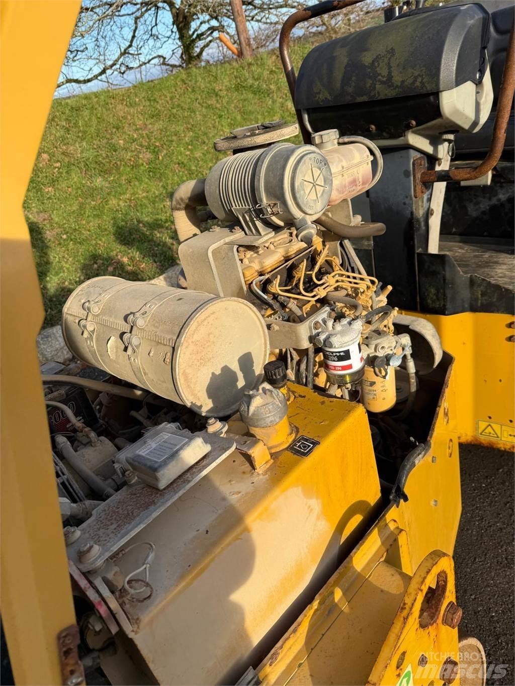 CAT CB24B 双轮压路机