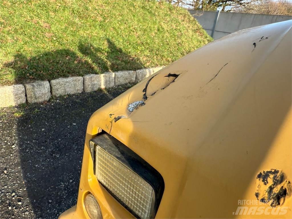 CAT CB24B 双轮压路机