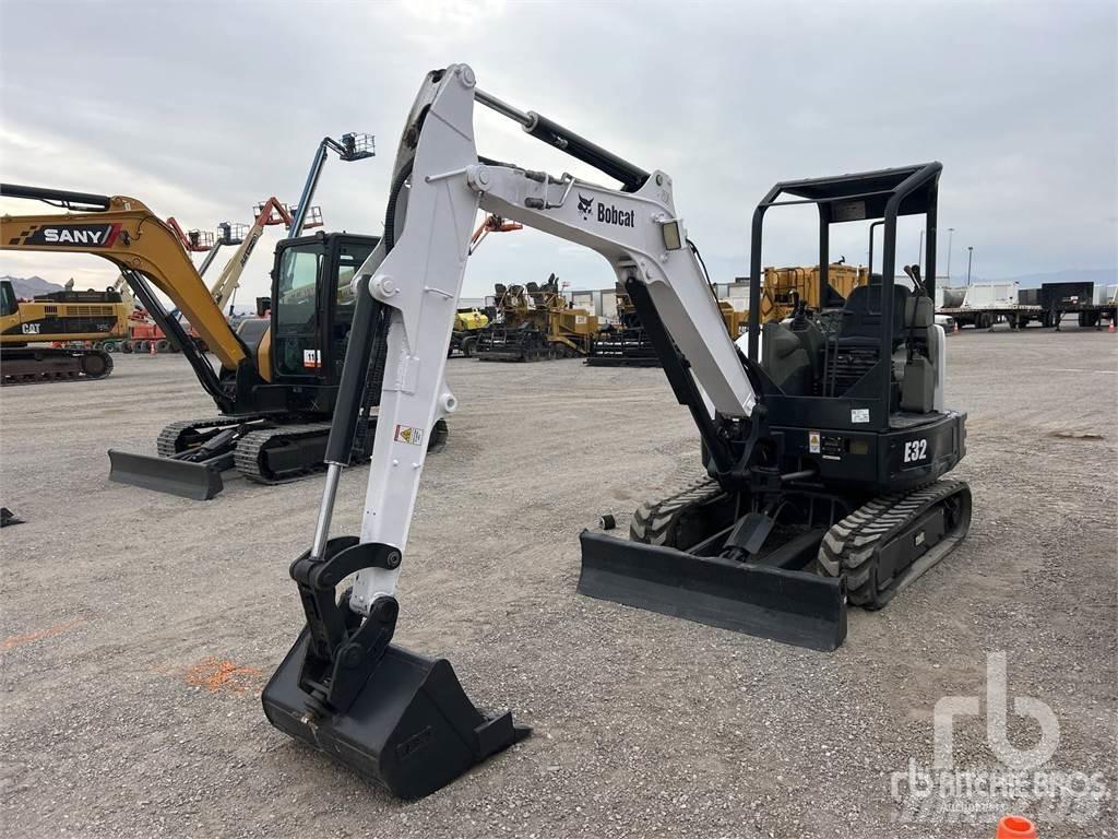 Bobcat E32 小型挖掘机