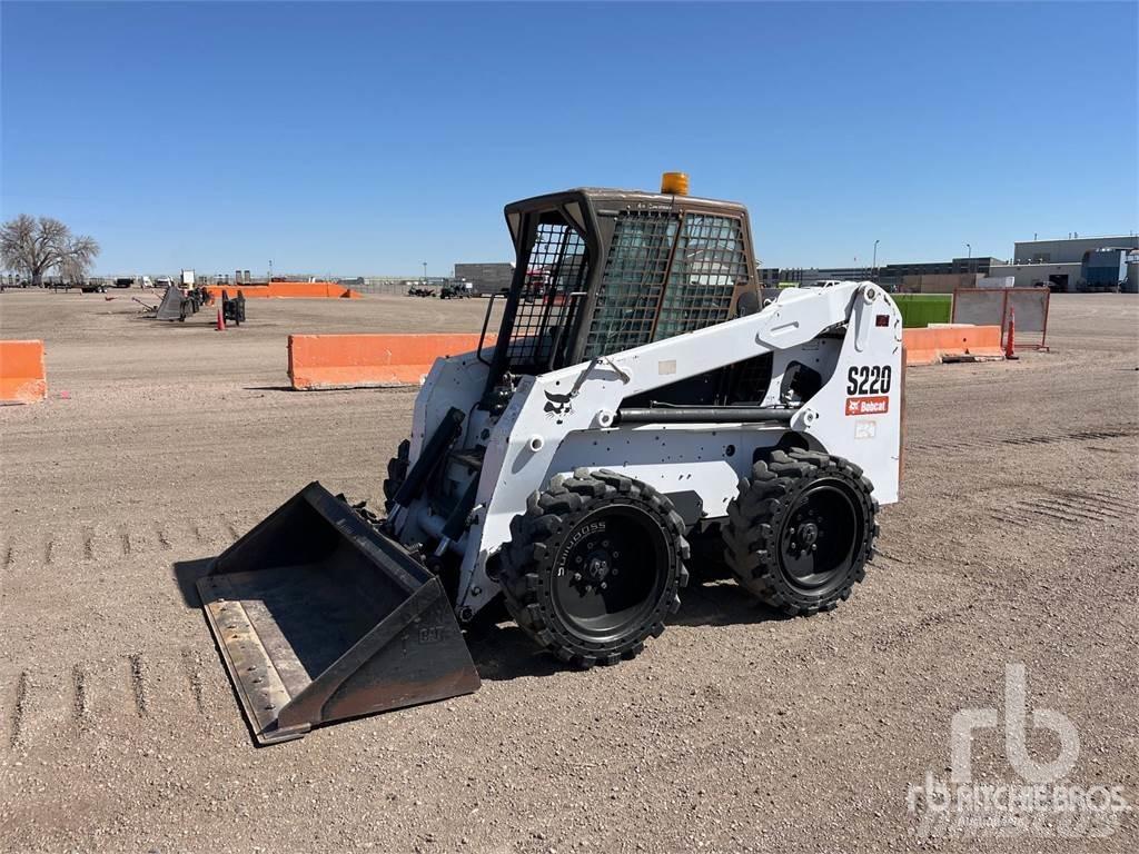 Bobcat S220 滑移装载机