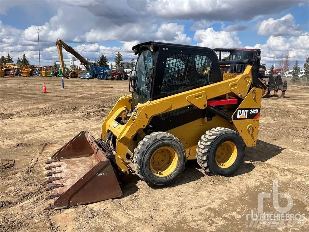 CAT 242D 滑移装载机