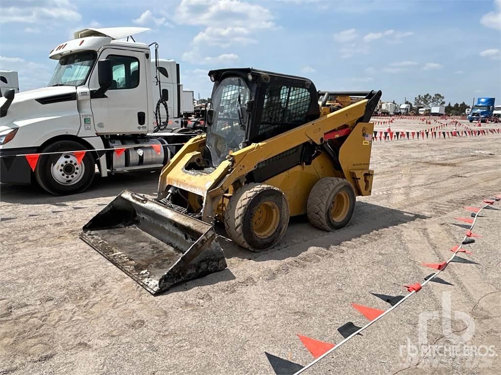 CAT 272D2 滑移装载机