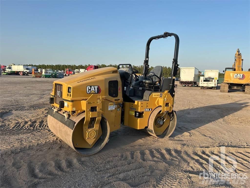CAT CB4.4 双轮压路机
