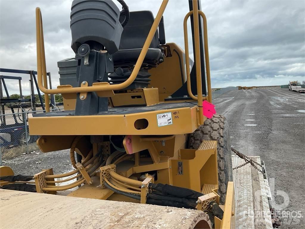 CAT CS44 土壤压实机