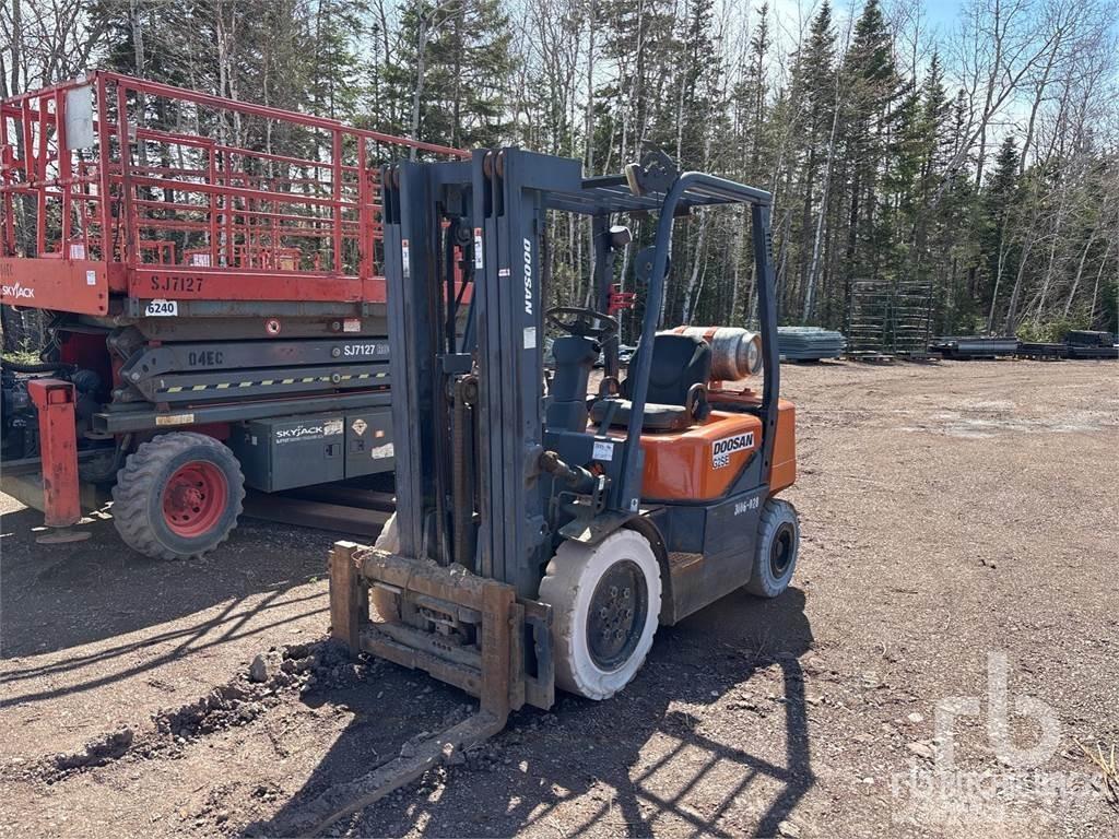 Doosan G25E-3 柴油叉车