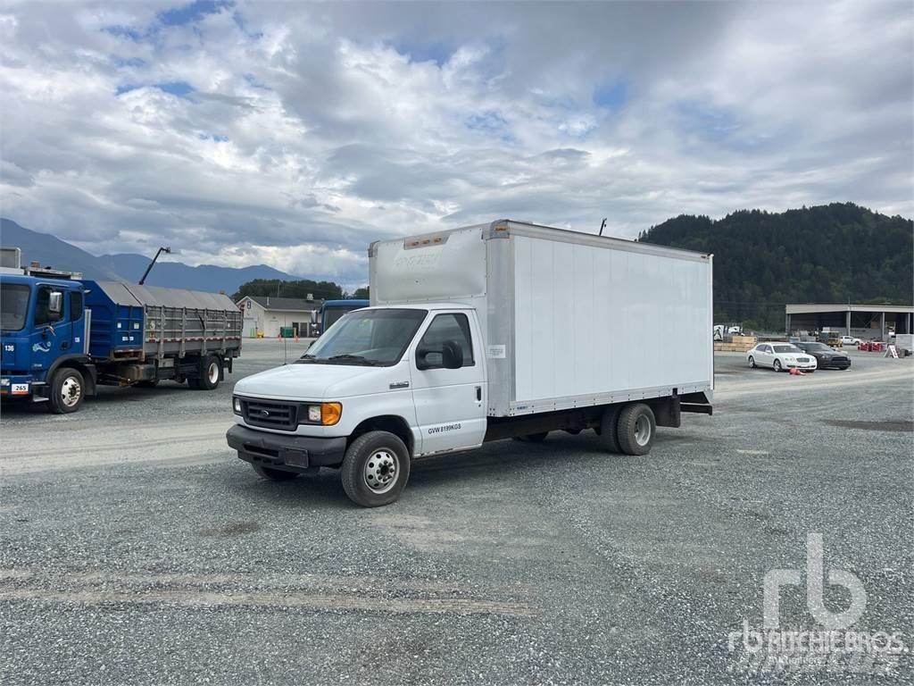 Ford E350 大型面包车