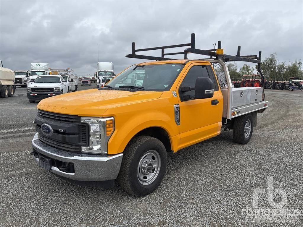 Ford F-250 平板栏板货车