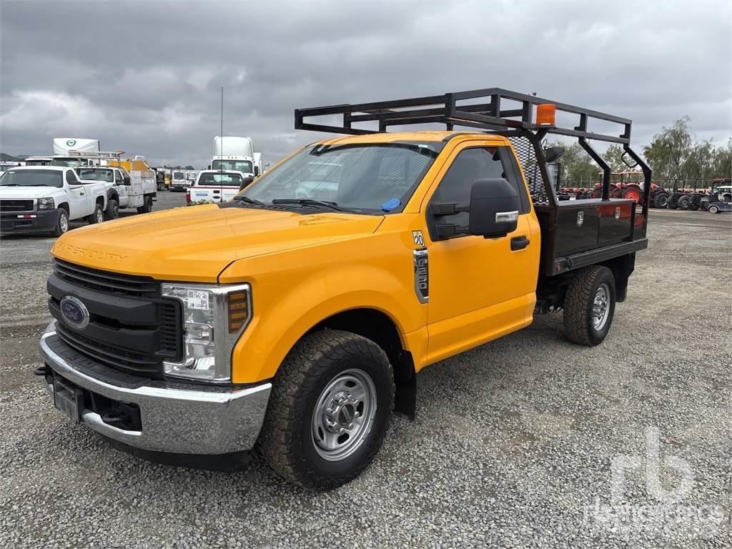 Ford F-250 平板栏板货车