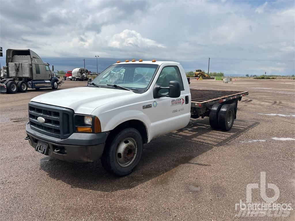 Ford F-350 平板栏板货车