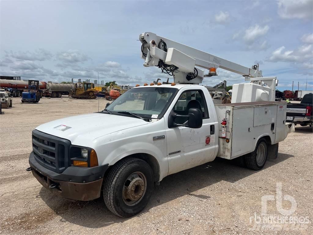 Ford F-350 拖拉移动式高空作业平台