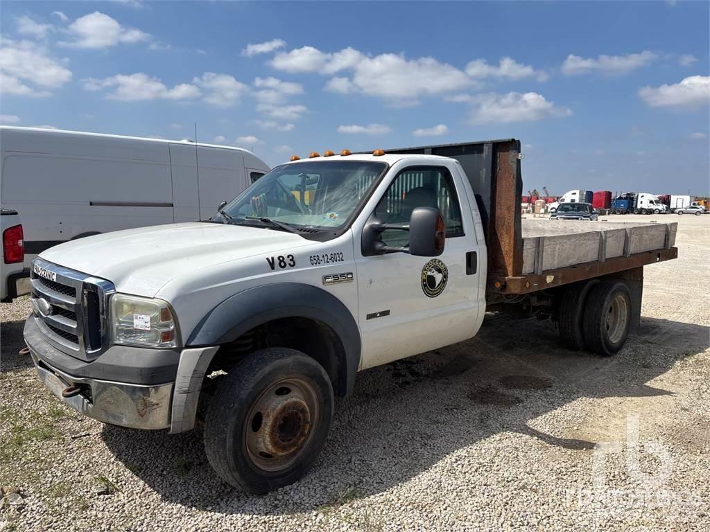 Ford F-550 平板栏板货车