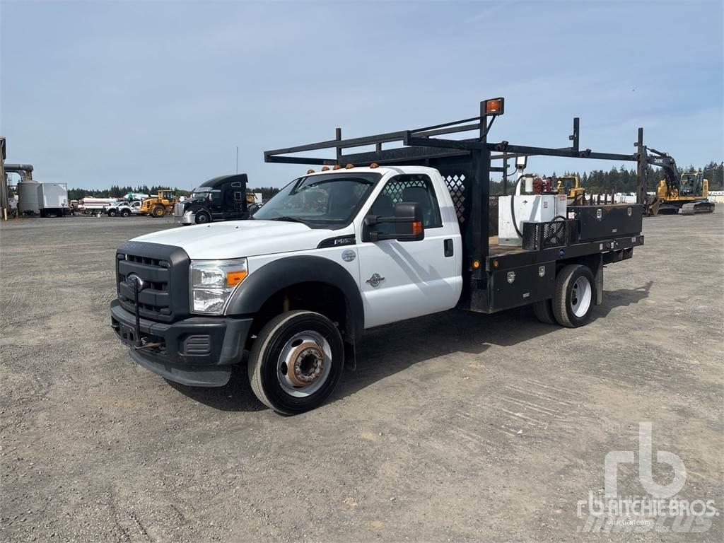 Ford F-550 平板栏板货车