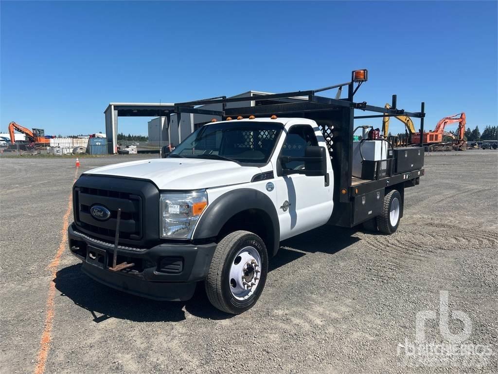 Ford F-550 平板栏板货车