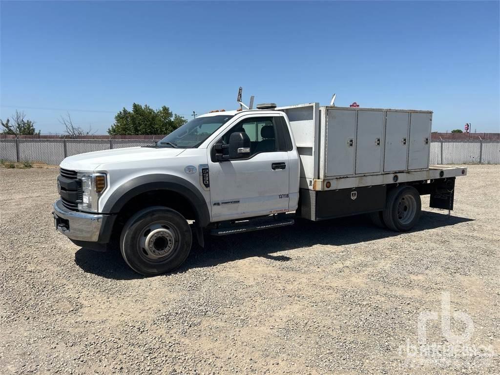 Ford F-550 平板栏板货车