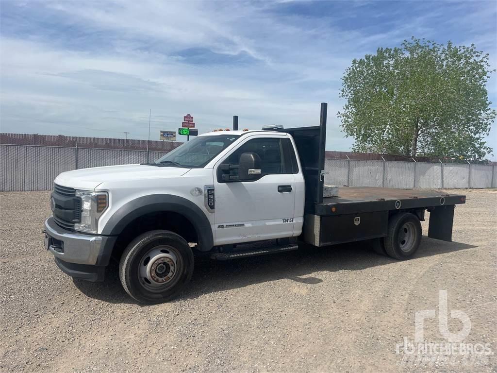 Ford F-550 平板栏板货车