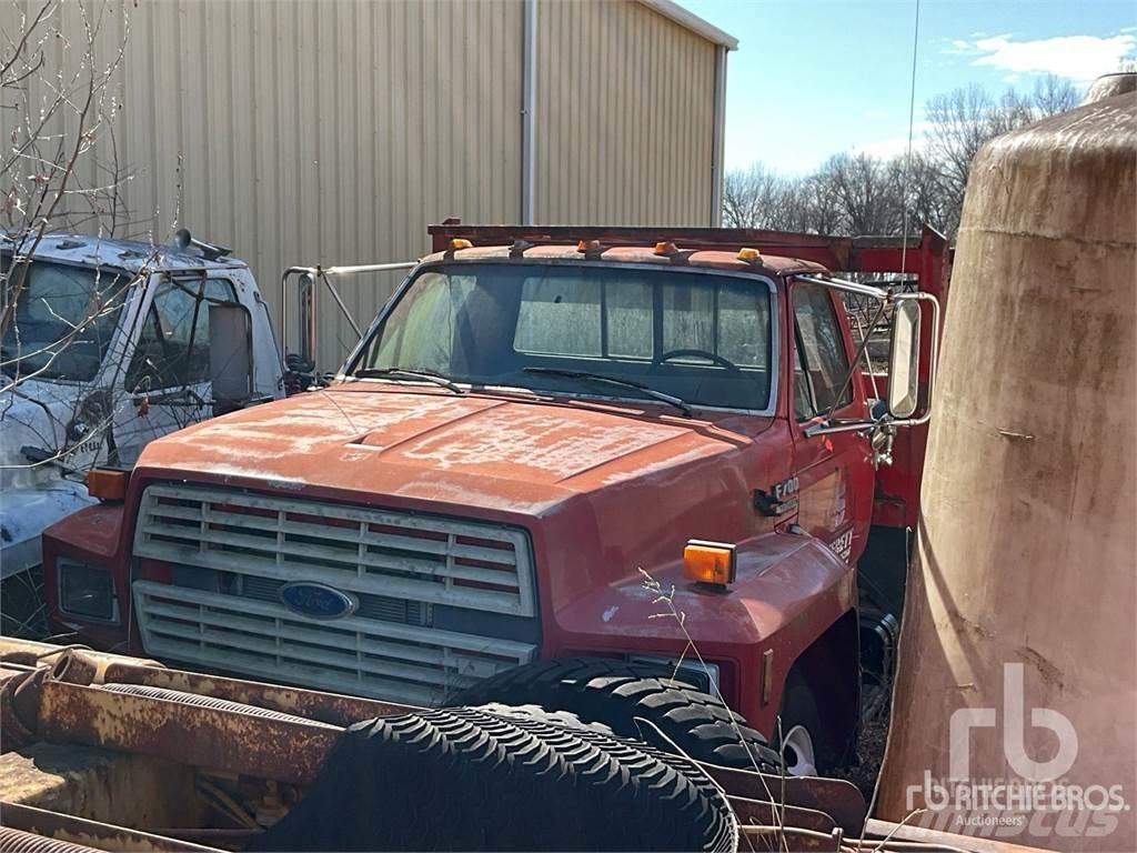 Ford F-700 平板栏板货车