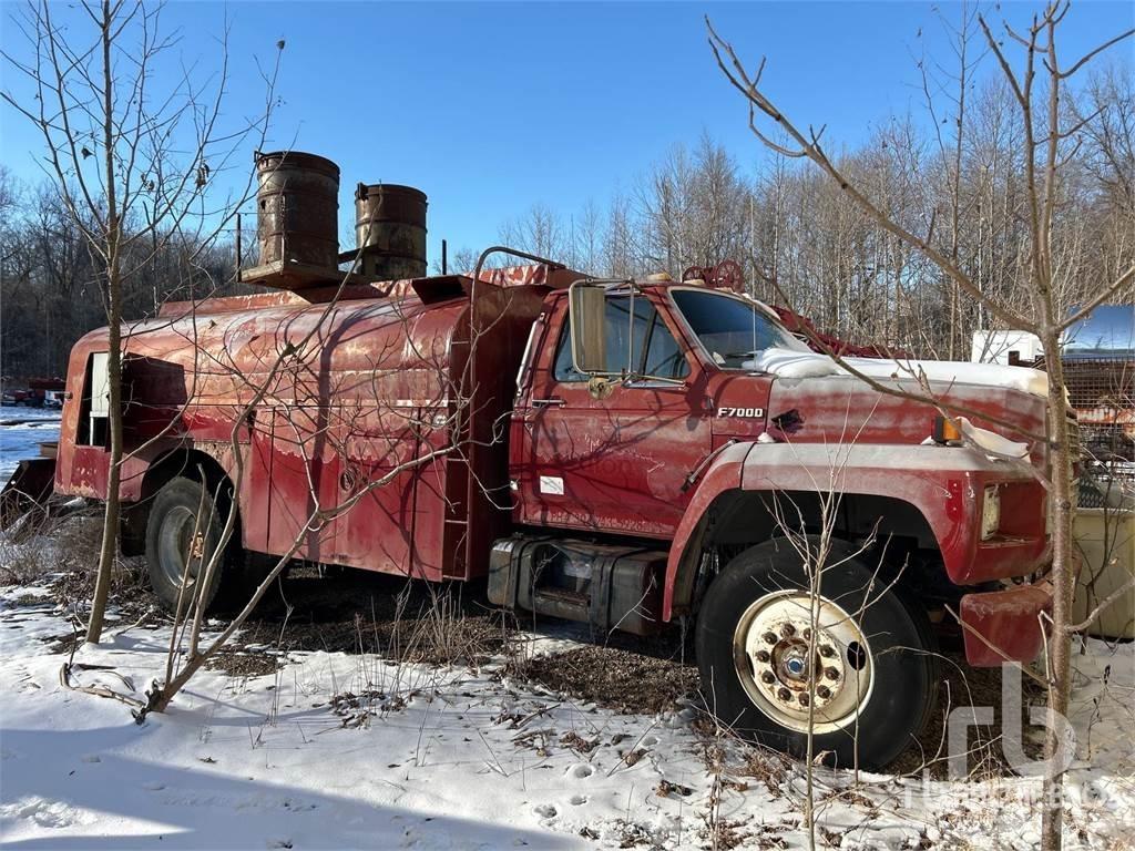 Ford F7000 油罐车