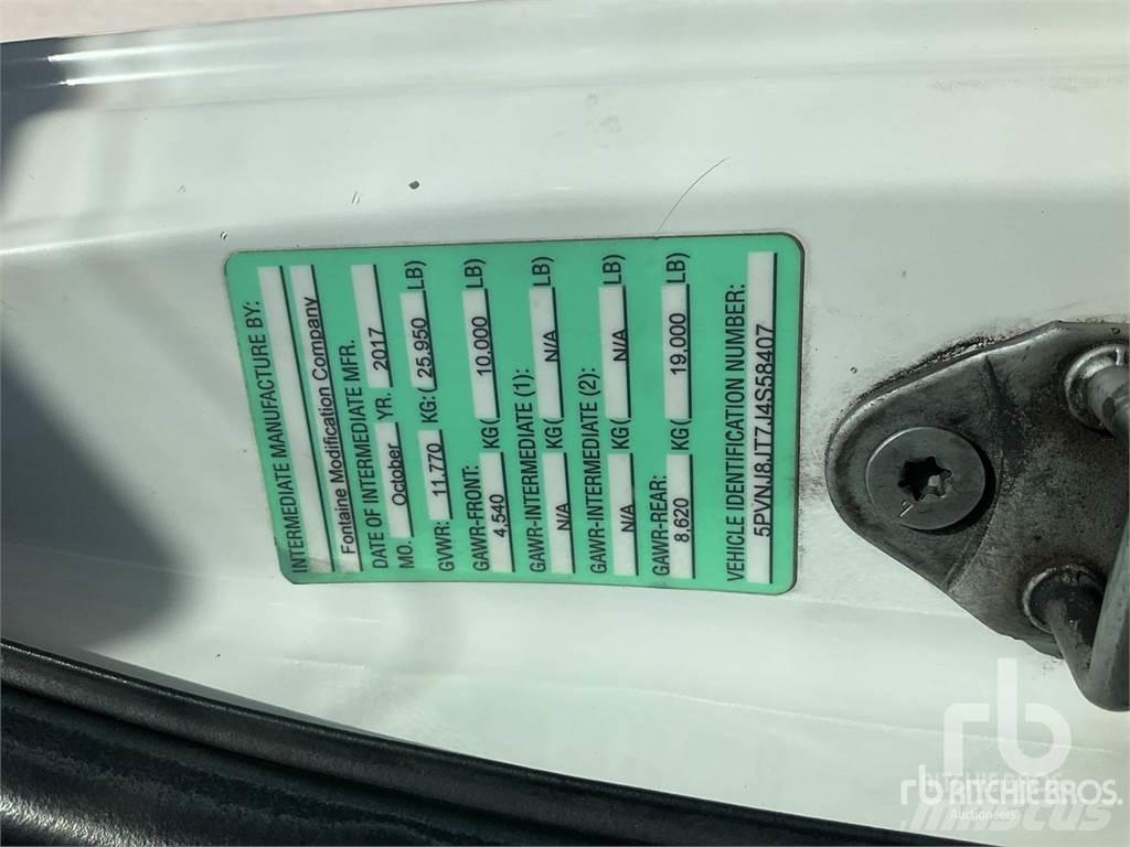 Hino 268 冷藏面包车