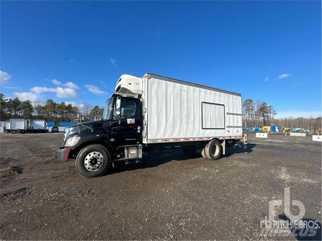 Hino 338 冷藏面包车