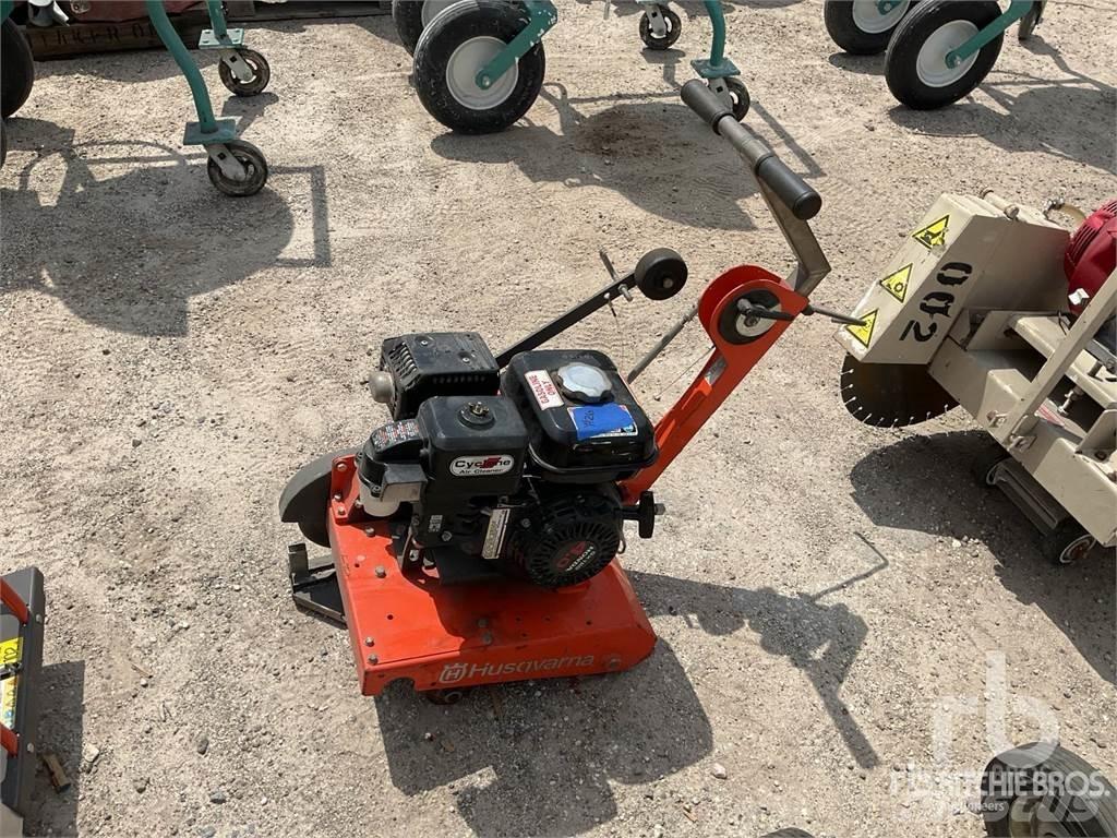 Husqvarna MG8 沥青碎石同步封层车