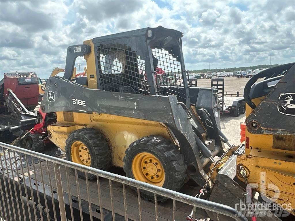 John Deere 318E 滑移装载机