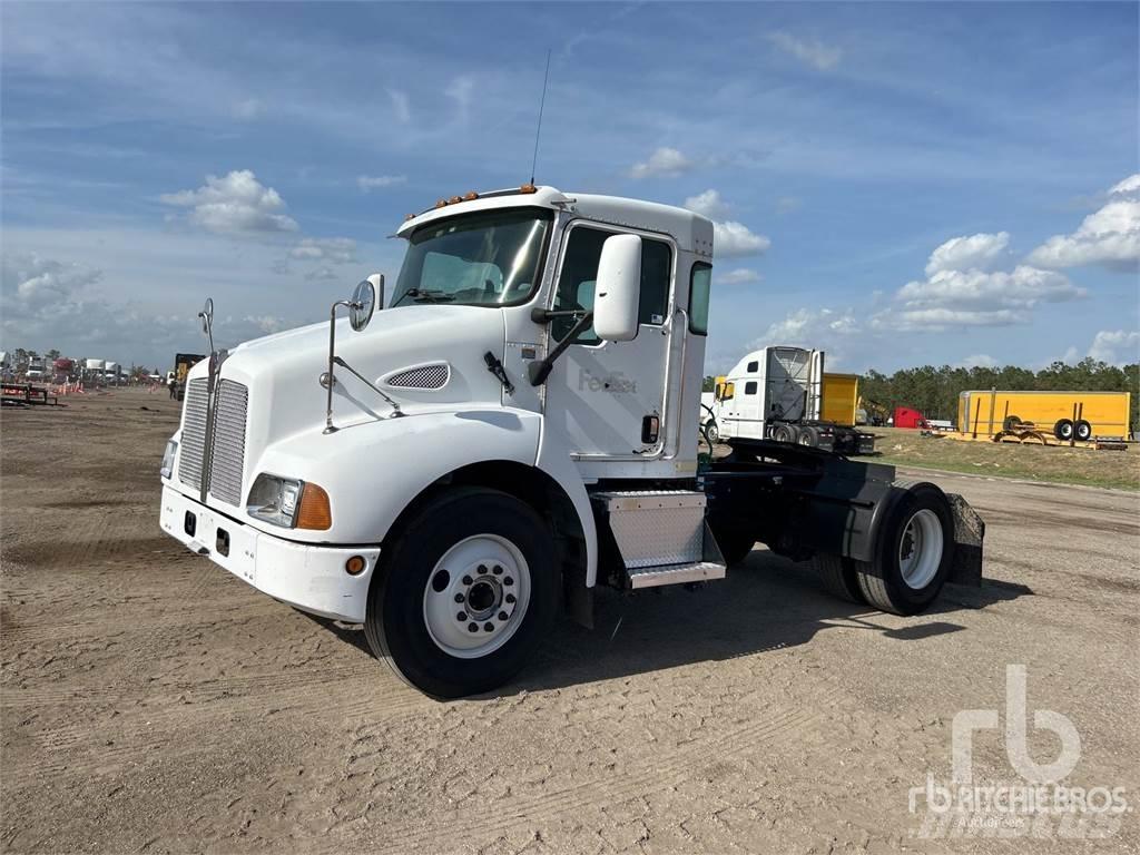 Kenworth T300 牵引车