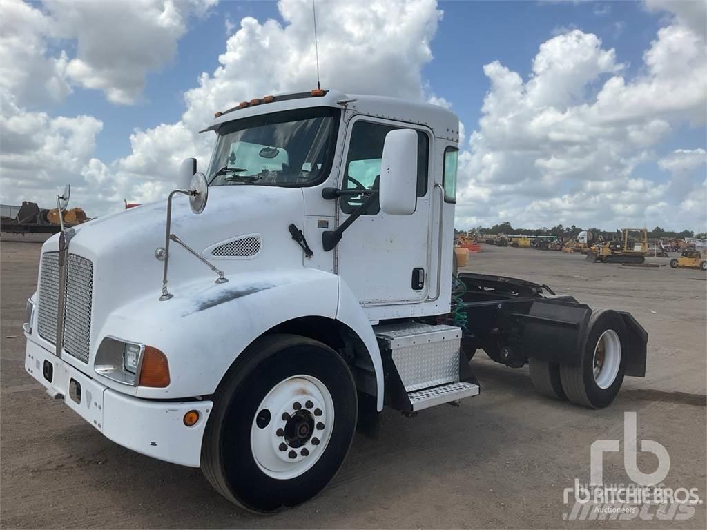 Kenworth T300 牵引车