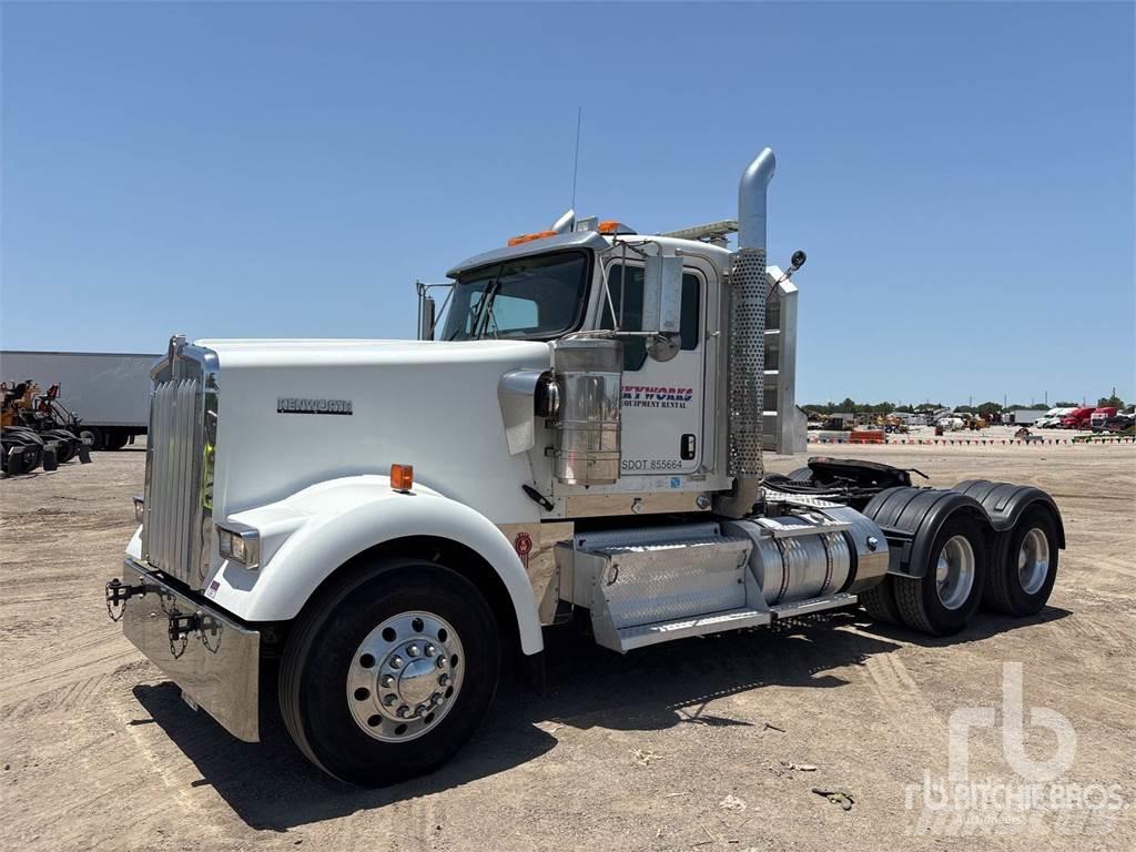 Kenworth W900 牵引车