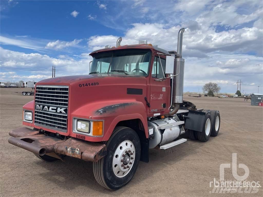 Mack CH613 牵引车