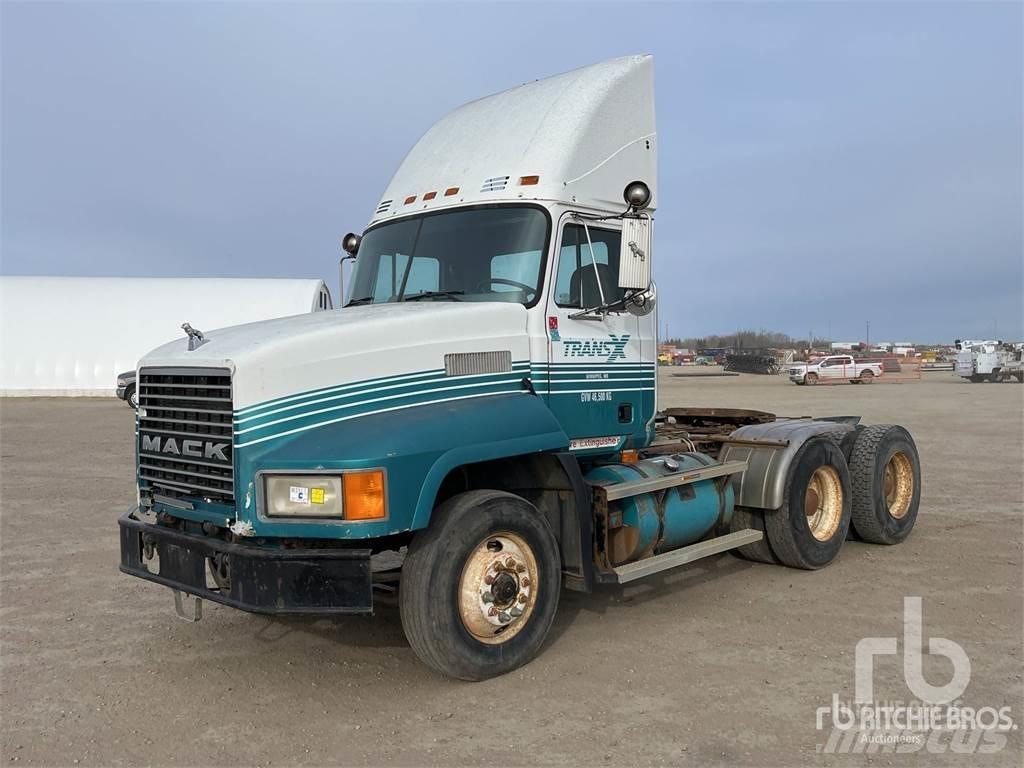 Mack CH613 牵引车