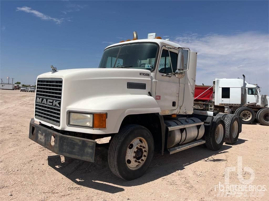 Mack CH613 牵引车