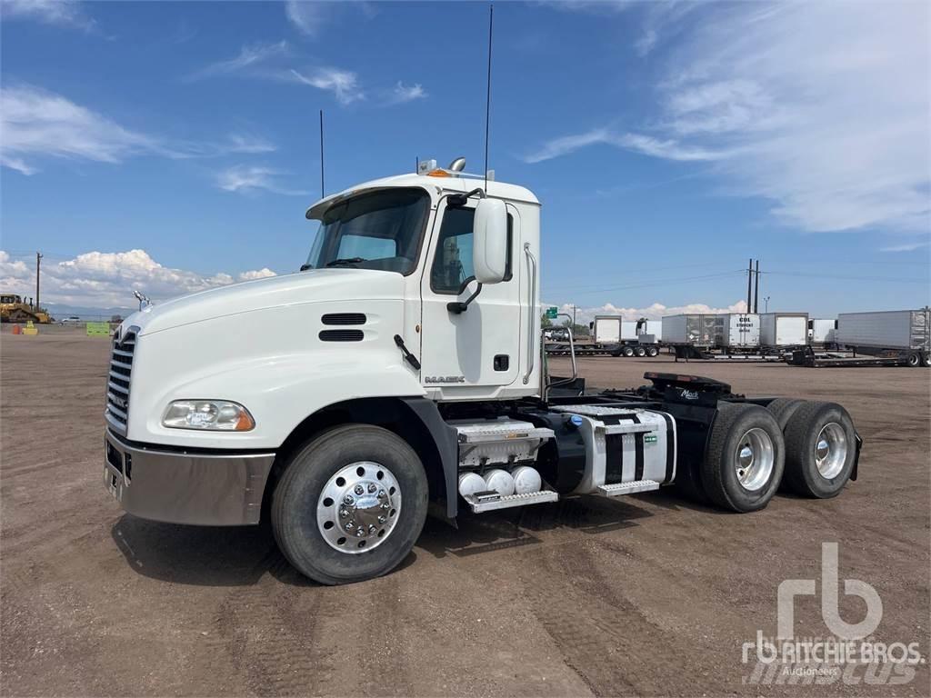 Mack CH613 牵引车