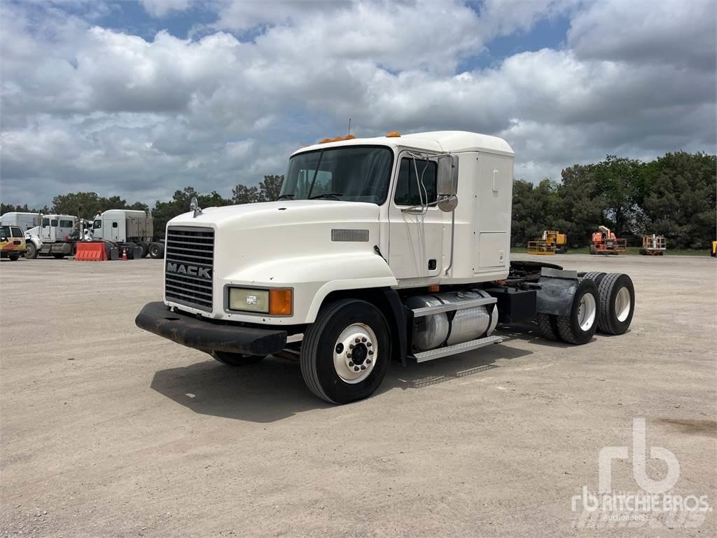 Mack CH613 牵引车