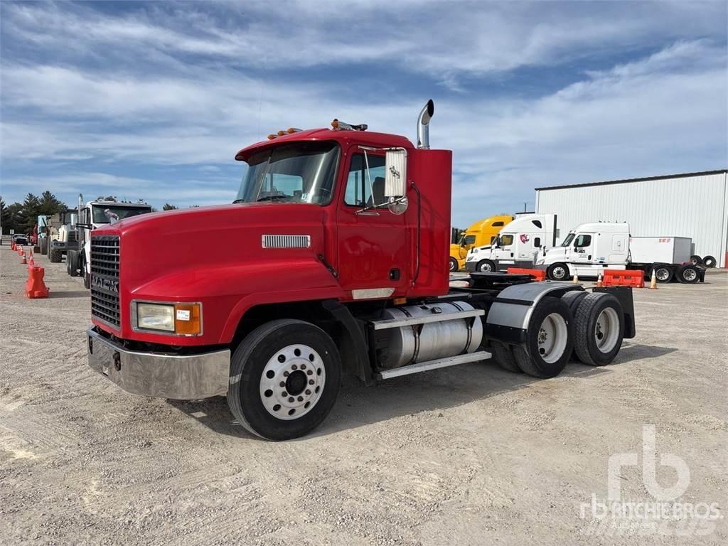 Mack CH613 牵引车