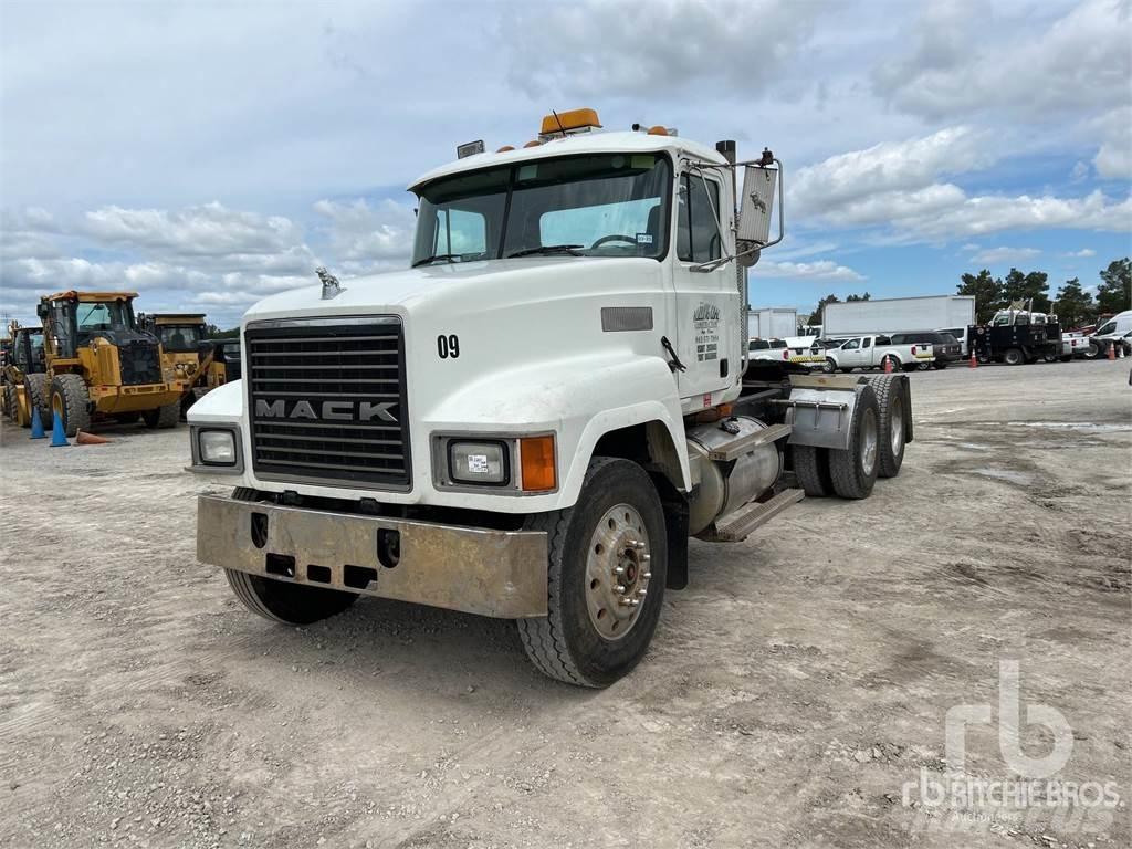 Mack CH613 牵引车
