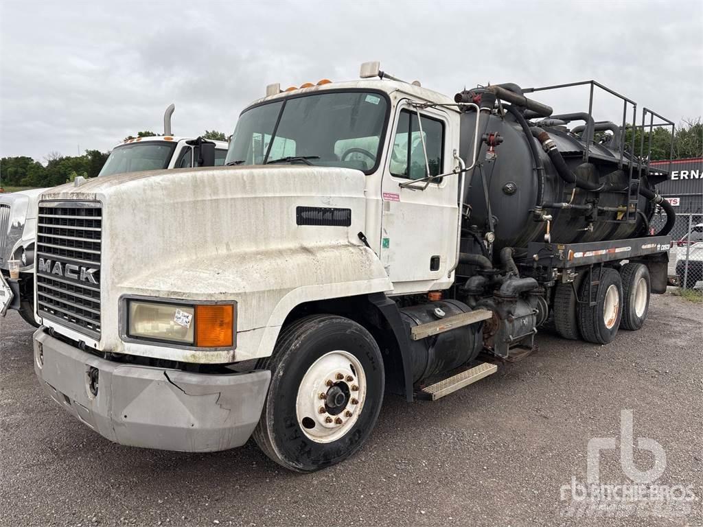 Mack CH613 组合/真空油槽车