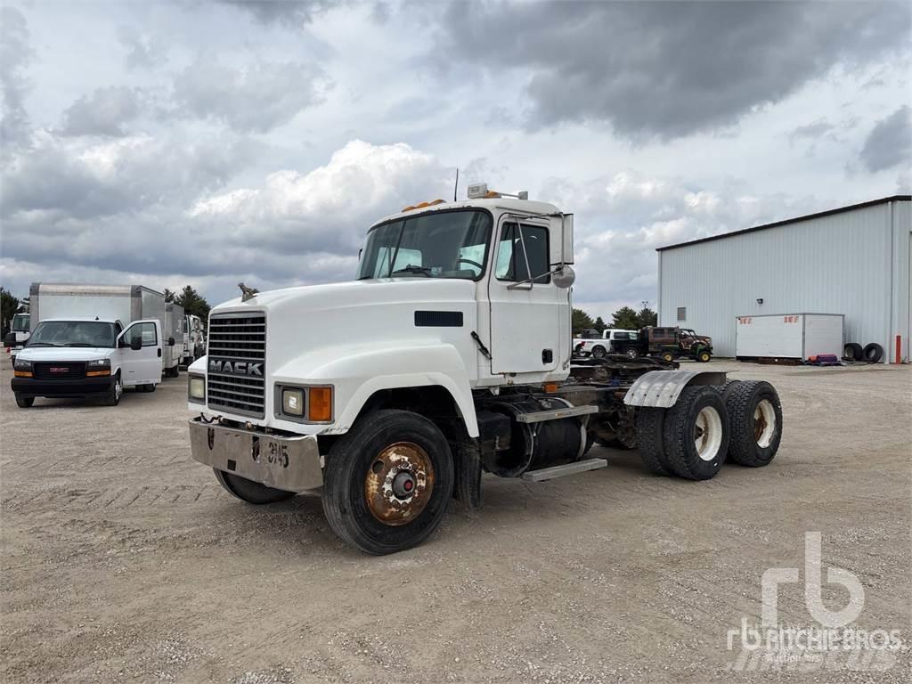 Mack CH613 牵引车