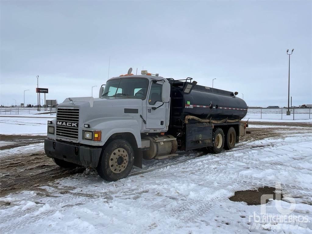 Mack CHN613 水罐车