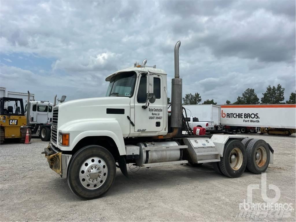 Mack CHN613 牵引车