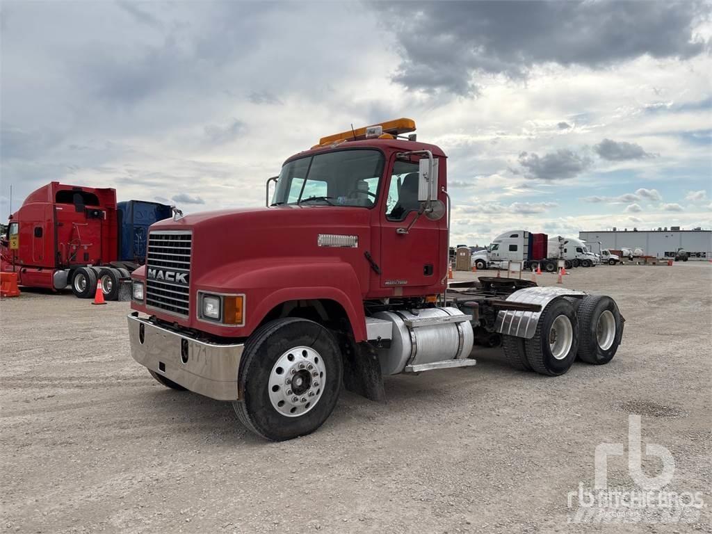 Mack CHN613 牵引车