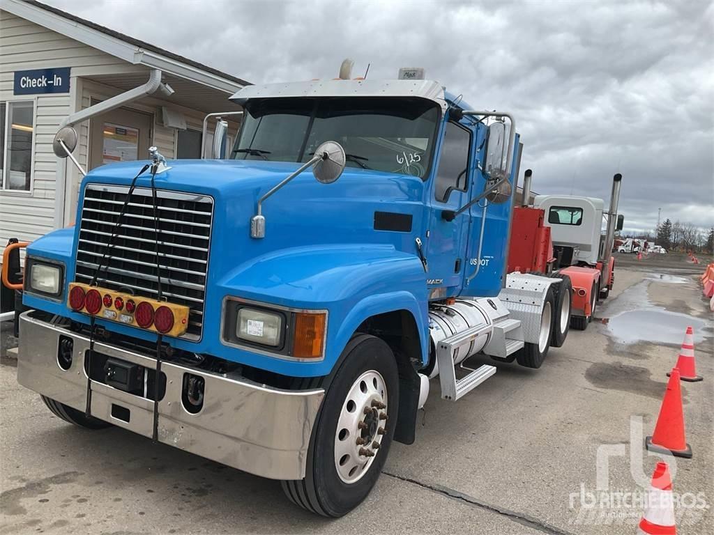 Mack CHU613 牵引车
