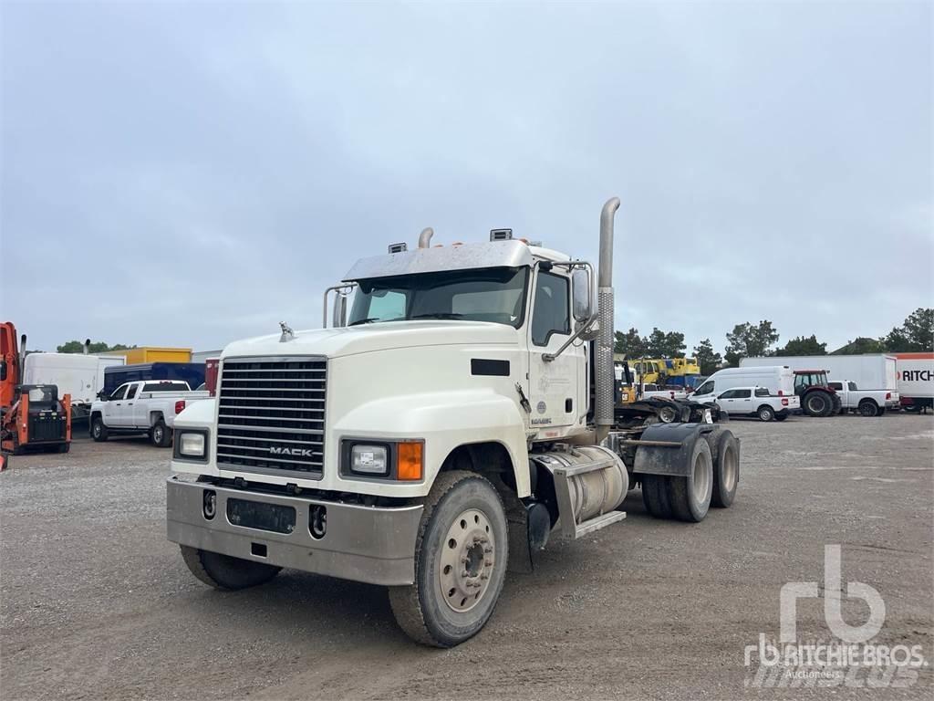 Mack CHU613 牵引车