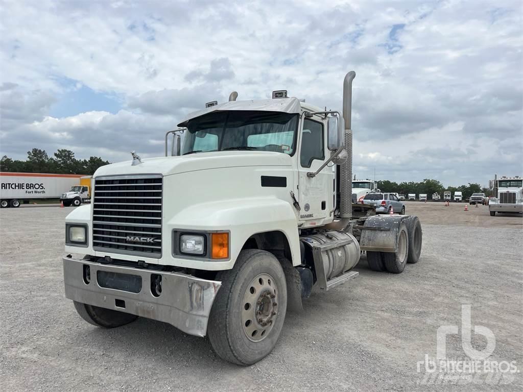Mack CHU613 牵引车