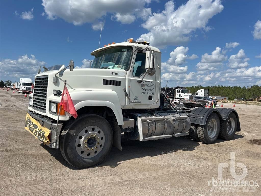 Mack CHU613 牵引车