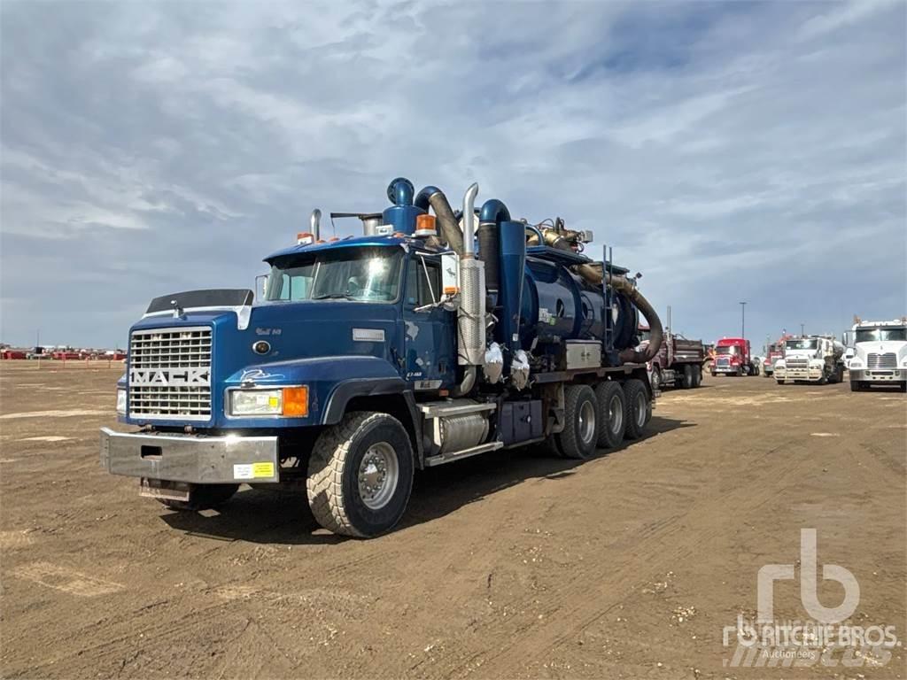 Mack CL713 组合/真空油槽车