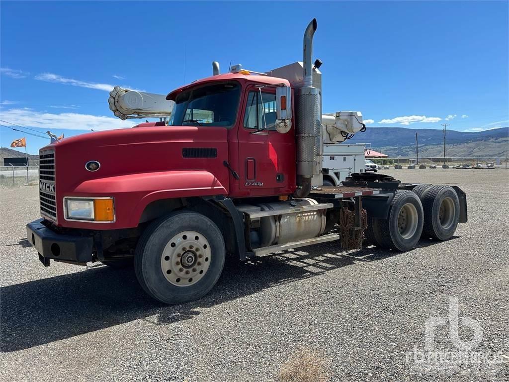 Mack CL713 牵引车