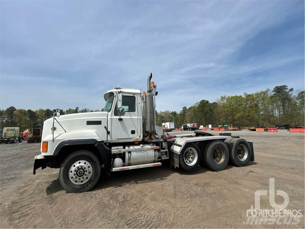 Mack CL733 牵引车