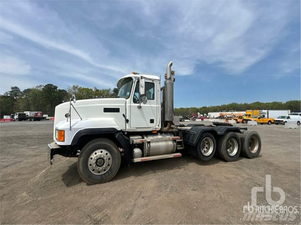 Mack CL733 牵引车