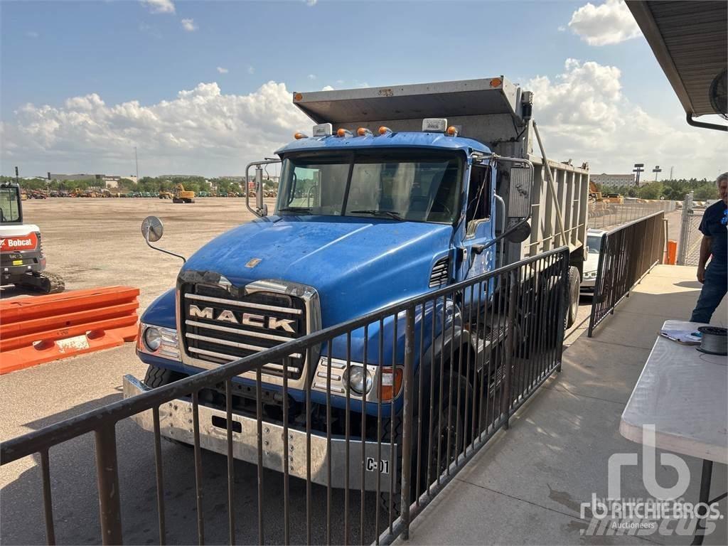 Mack CV713 自卸式货车